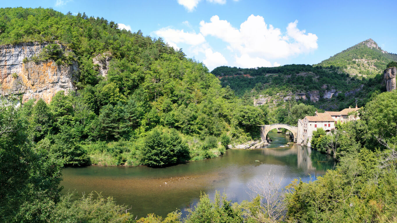 Aveyron: Le moulin de Corp à Saint-André-de-Vézines dans l'Aveyron Aveyron: Le moulin de Corp à Saint-André-de-Vézines dans l'Aveyron