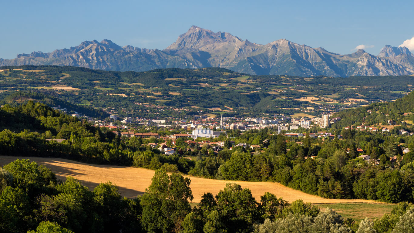 Gap (Hautes-Alpes) : Gap en été avec le pic Chaillol en arrière-plan Gap (Hautes-Alpes) : Gap en été avec le pic Chaillol en arrière-plan