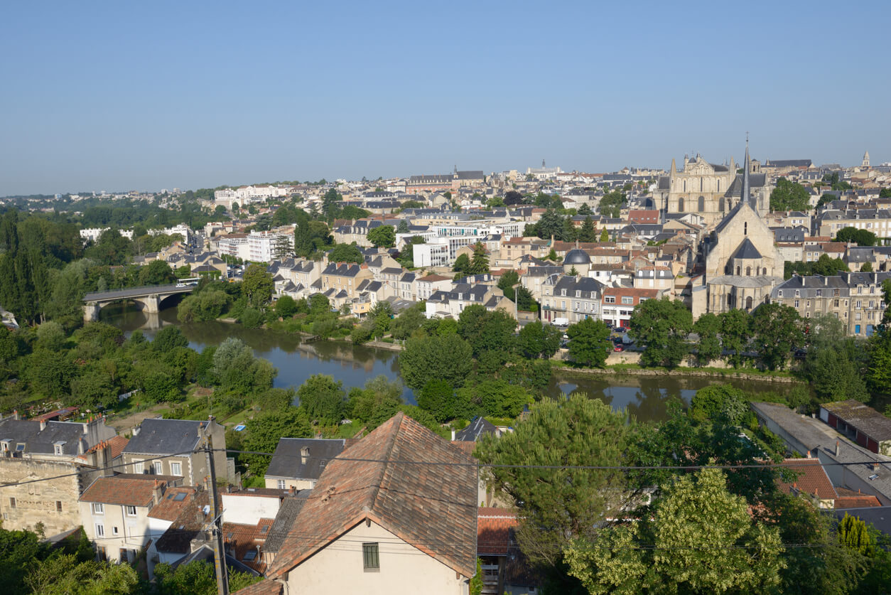 Poitou: vue sur Poitiers, capitale du Poitou Poitou: vue sur Poitiers, capitale du Poitou